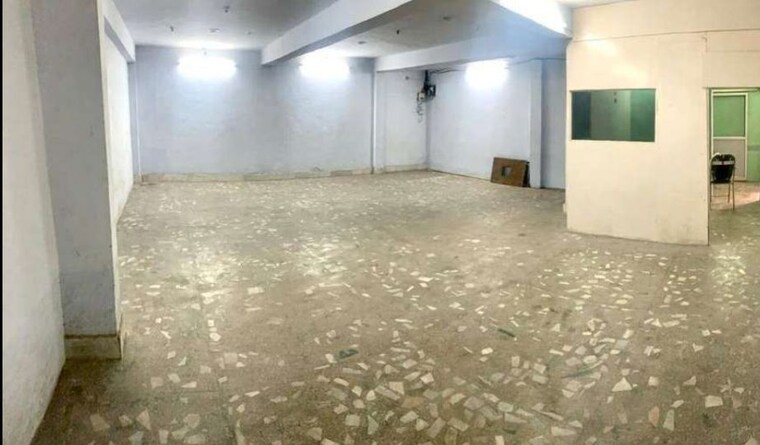 Room, hazratganj Commercial Office Space 2000 Sq.Ft. In Hazratganj Lucknow 9974938