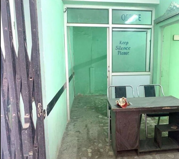 Balcony, hazratganj Commercial Office Space 2000 Sq.Ft. In Hazratganj Lucknow 9974938