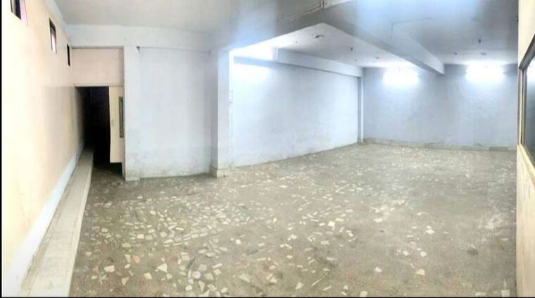 Room, hazratganj Commercial Office Space 2000 Sq.Ft. In Hazratganj Lucknow 9974938