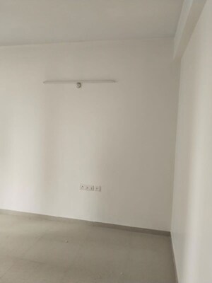 Room in 3 BHK Apartment at Omaxe R2, Gomti Nagar – for Rent