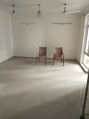 Room in 3 BHK Apartment at Omaxe R2, Gomti Nagar – for Rent