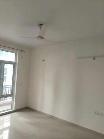 Room in 3 BHK Apartment at Omaxe R2, Gomti Nagar – for Rent