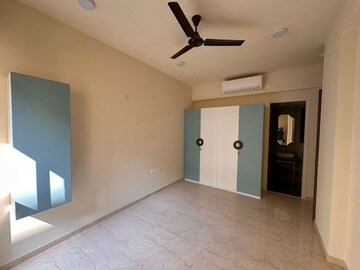 Room in 2 BHK Apartment at Lodha Sterling, Kolshet Road – for Rent