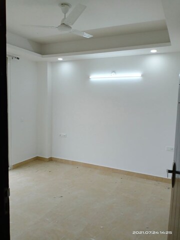 Room in 4 BHK Apartment at Vasant Kunj – for Rent