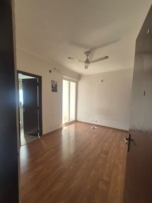 Room in 3 BHK Apartment at Amrapali Leisure Park, Amrapali Leisure Valley – for Rent
