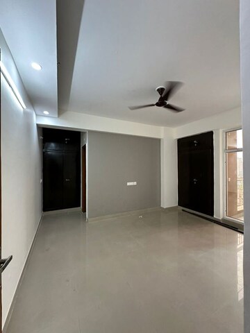 Room in 2 BHK Apartment at Nirala Greenshire, Sector 2 Greater Noida – for Sale