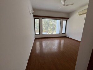 Room in 4 BHK Independent House at Friends Colony – for Rent