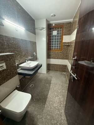 Team Area in 3 BHK Builder Floor at Sector 23 – for Rent