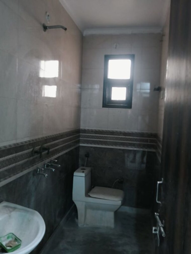 Bathroom, jagatpur 2.5 Bedroom 571 Sq.Ft. Builder Floor In Jagatpur Delhi 9976008