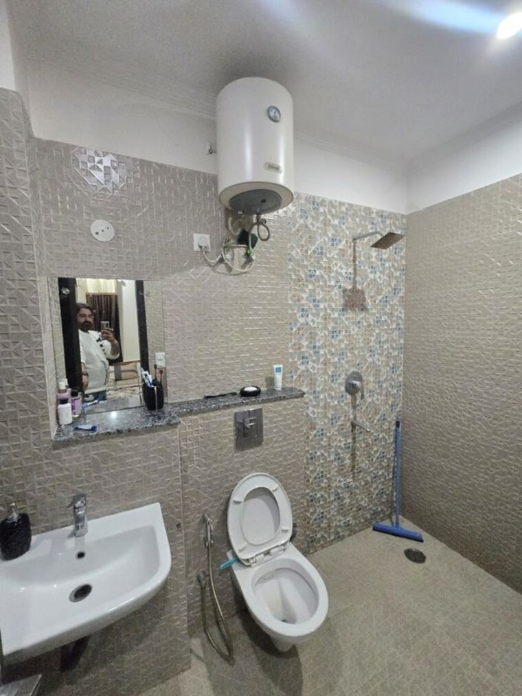 Bathroom, sector 46 1 Bedroom 752 Sq.Ft. Builder Floor In Sector 46 Gurgaon 9976070