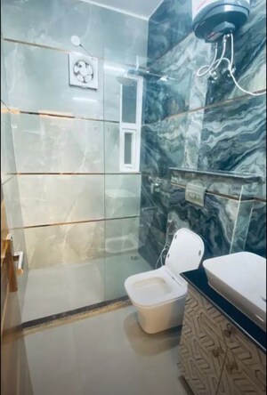 Bathroom in 3 BHK Apartment at Hazratganj – for Rent