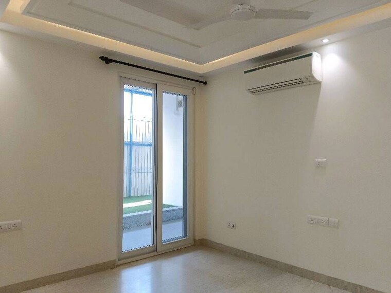 Room, defence colony 4 Bedroom 2700 Sq.Ft. Builder Floor In Defence Colony Delhi 9976539