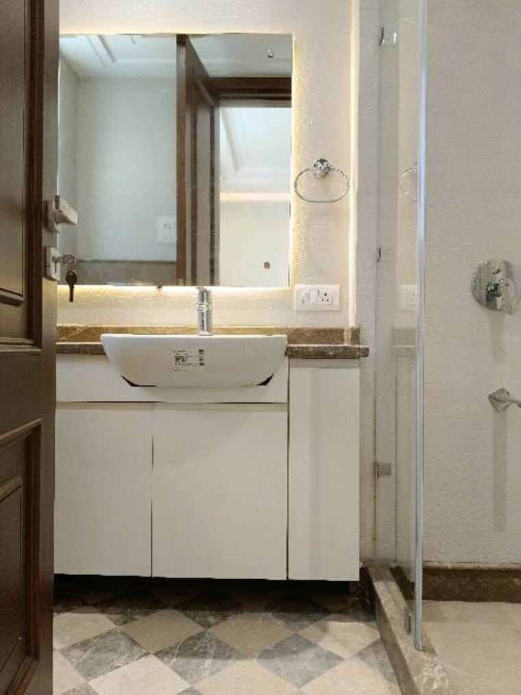 Bathroom, defence colony 4 Bedroom 2700 Sq.Ft. Builder Floor In Defence Colony Delhi 9976539