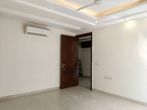 Room in 4 BHK Builder Floor at Defence Colony – for Rent