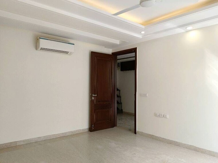 Room, defence colony 4 Bedroom 2700 Sq.Ft. Builder Floor In Defence Colony Delhi 9976539