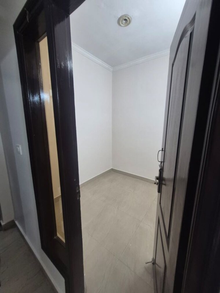 Room, sector 19 dwarka 3 Bedroom 2000 Sq.Ft. Apartment In Sector 19 Dwarka Delhi 9976847