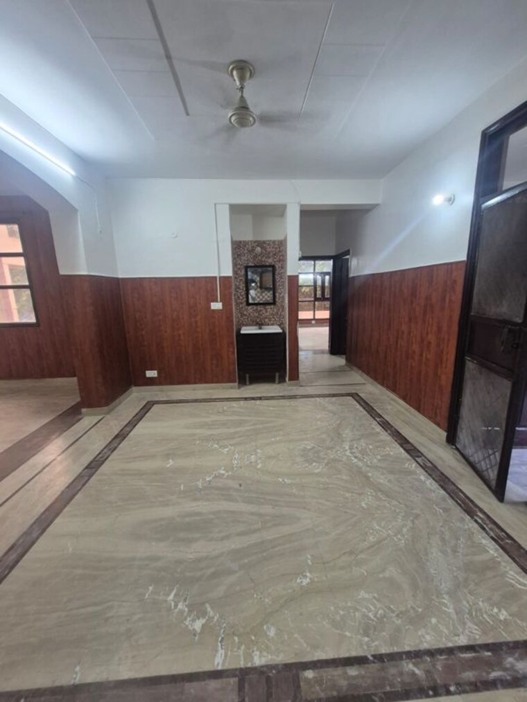 Room, sector 19 dwarka 3 Bedroom 2000 Sq.Ft. Apartment In Sector 19 Dwarka Delhi 9976847