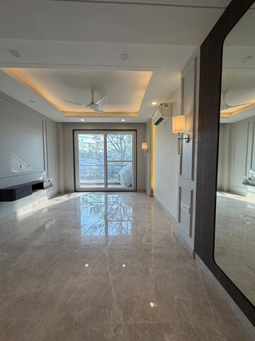 Room in 3 BHK Builder Floor at Smart World Orchard, Sector 61 – for Sale