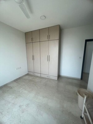 Room in 3 BHK Apartment at Oberoi Realty Esquire, Goregaon East – for Rent