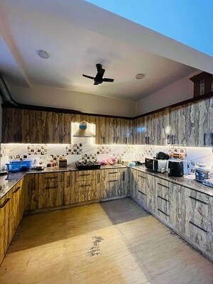 Bedroom in 4 BHK Builder Floor at Sector 43 – for Rent