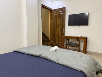 Bedroom in 4 BHK Builder Floor at Sector 43 – for Rent