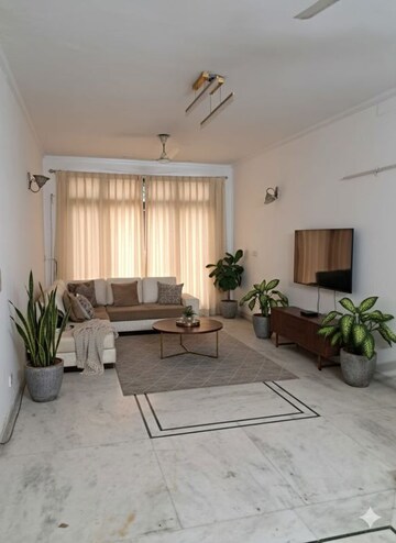 Living Room in 4 BHK Builder Floor at Sector 43 – for Rent