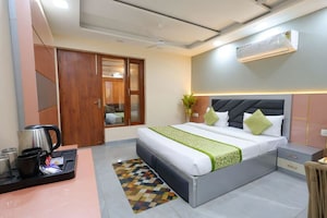 Bedroom in 4 BHK Builder Floor at Sector 43 – for Rent