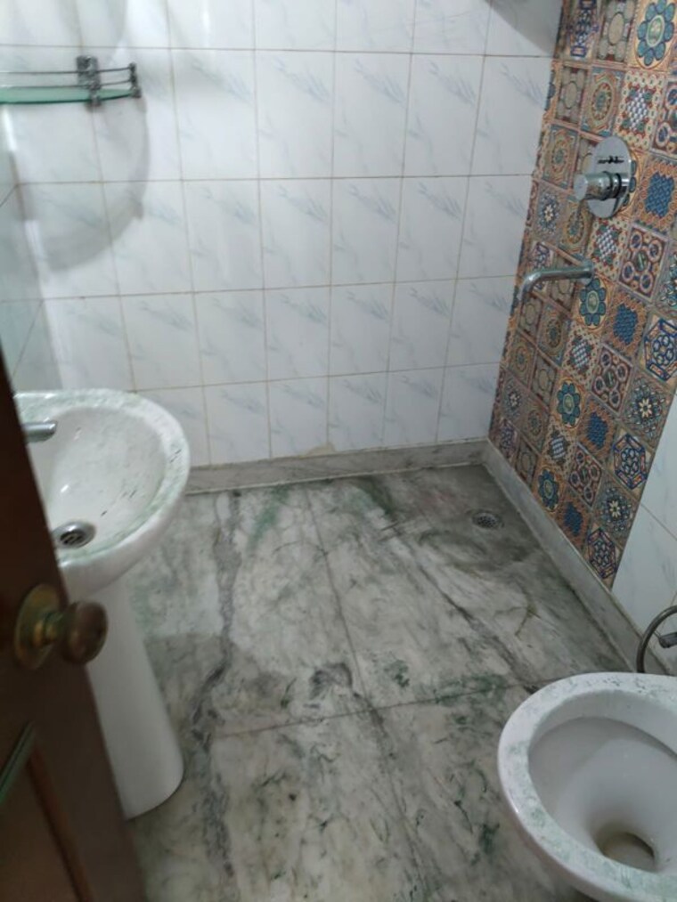 Bathroom, vasant kunj 3 Bedroom 2500 Sq.Ft. Apartment In Vasant Kunj Delhi 9977473