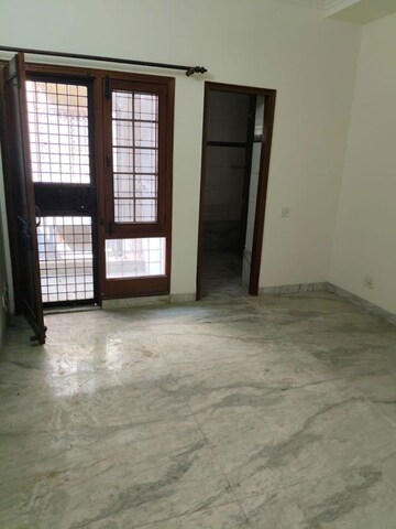 Room in 3 BHK Apartment at Vasant Kunj – for Rent