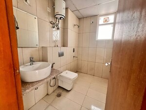 Bathroom in 4 BHK Builder Floor at SS Linden, Sector 84 – for Rent