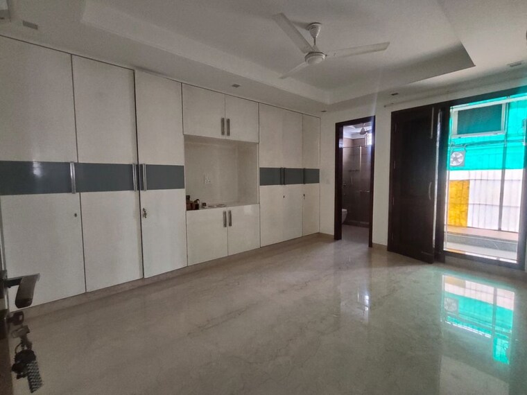 Room, defence colony 4 Bedroom 325 Sq.Yd. Builder Floor In Defence Colony Delhi 9978812