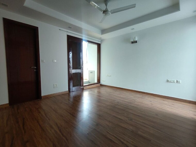 Room, defence colony 4 Bedroom 325 Sq.Yd. Builder Floor In Defence Colony Delhi 9978812
