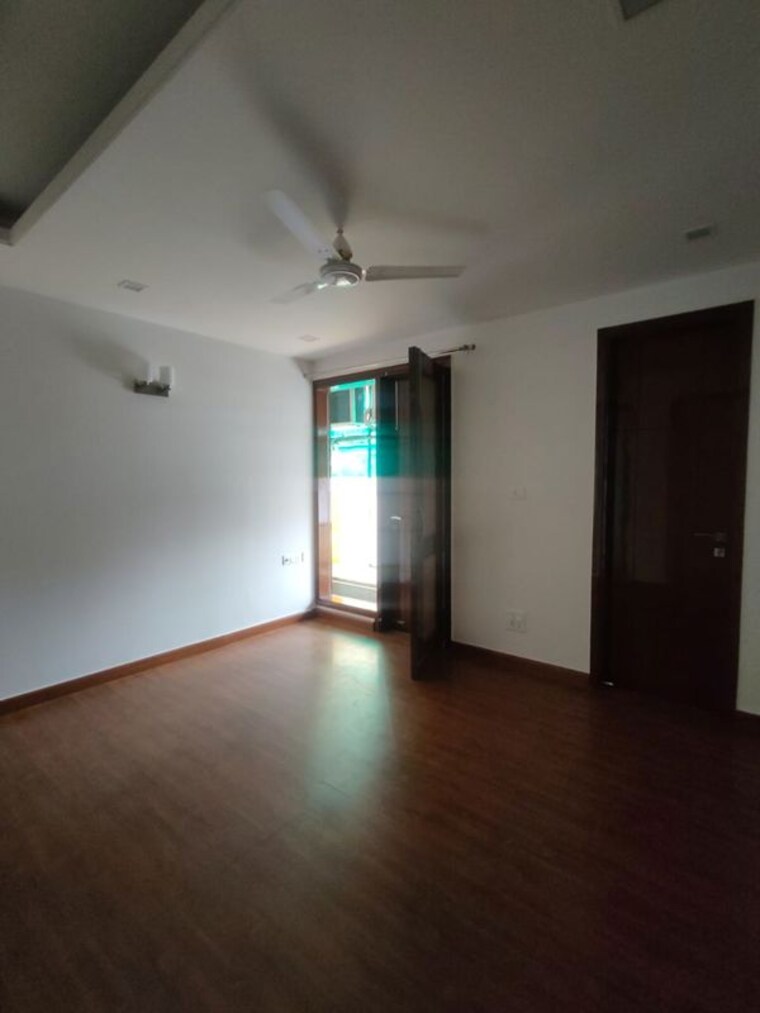 Room, defence colony 4 Bedroom 325 Sq.Yd. Builder Floor In Defence Colony Delhi 9978812