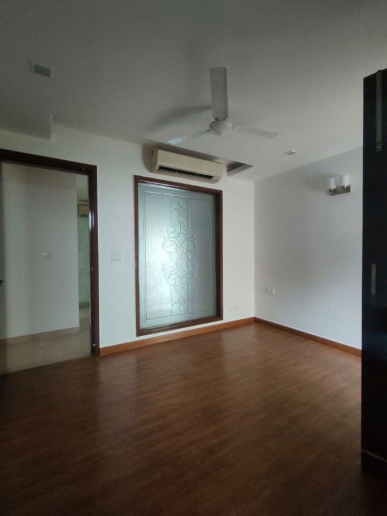 Room, defence colony 4 Bedroom 325 Sq.Yd. Builder Floor In Defence Colony Delhi 9978812