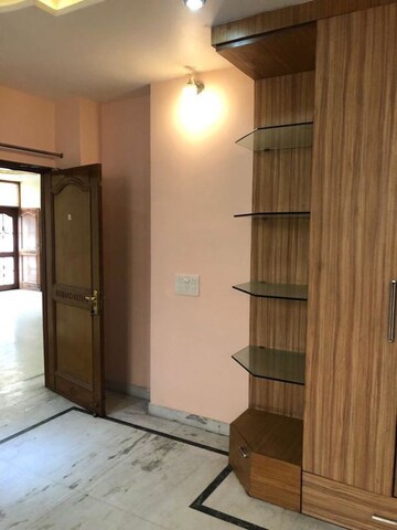 Room in 5 BHK Builder Floor at Sector 61 – for Rent