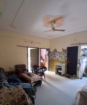 Living Room in 1 BHK Apartment at Hazratganj – for Rent