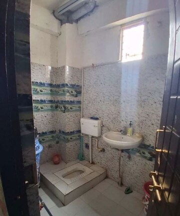 Bathroom in 1 BHK Apartment at Hazratganj – for Rent