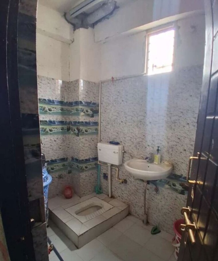 Bathroom, hazratganj 1 Bedroom 700 Sq.Ft. Apartment In Hazratganj Lucknow 9978854