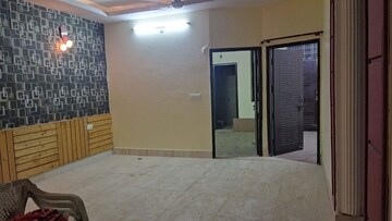 Room in 3 BHK Builder Floor at Niranjanpur – for Rent