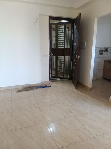 Room in 2 BHK Apartment at Amrapali Golf Homes, Sector 4 Greater Noida – for Rent