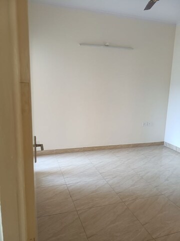 Room in 2 BHK Apartment at Amrapali Golf Homes, Sector 4 Greater Noida – for Rent