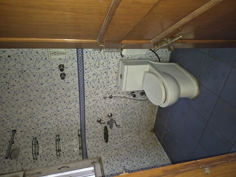 Bathroom, mayur vihar 3.5 Bedroom 1380 Sq.Ft. Apartment In Mayur Vihar Delhi 9978979