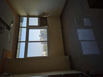 Furnished Amenities in 3.5 BHK Apartment at Mayur Vihar – for Rent