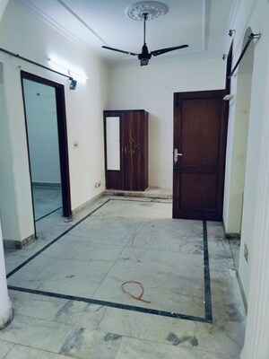Room in 2 BHK Builder Floor at RWA Apartments Sector 52, Sector 52 – for Rent
