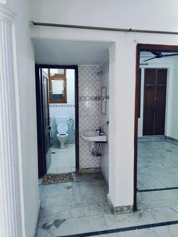 Building Lobby in 2 BHK Builder Floor at RWA Apartments Sector 52, Sector 52 – for Rent