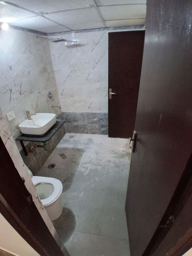 Bathroom, mahagun-mirabella 4 Bedroom 2575 Sq.Ft. Apartment In Sector 79 Noida 9979043