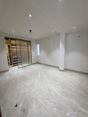 Room in 3.5 BHK Apartment at DDA EWS Houses, Manglapuri – for Sale