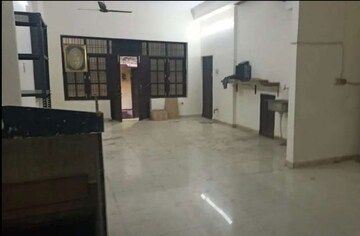 Room in  Office Space at Hazratganj – for Rent