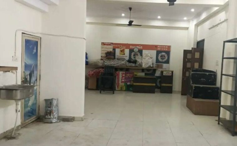 Parking, hazratganj Commercial Office Space 800 Sq.Ft. In Hazratganj Lucknow 9979114