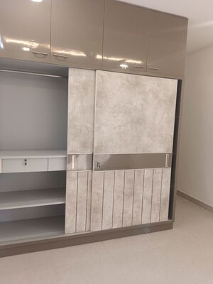 Room in 3 BHK Apartment at Kokapet – for Rent